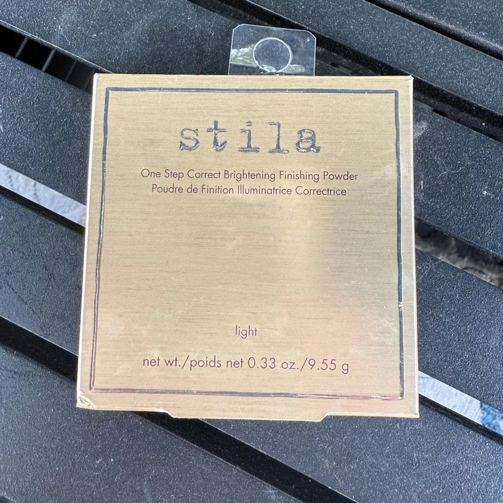 STILA correcting brightening finishing powder